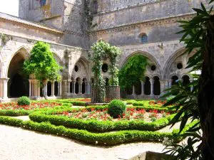 Le Cloître de l'Abbaye de Fontfroide dans l'Aude Abbaye de Fontfroide dans l'Aude